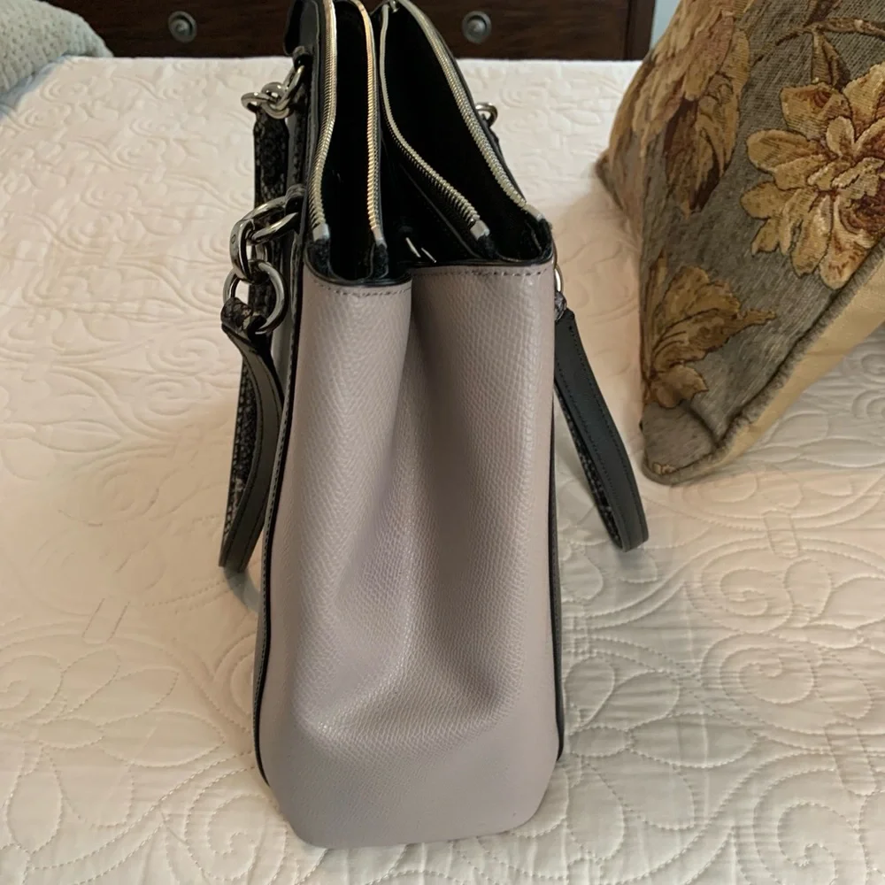 AUTHENTIC- COACH Christie Cross Grain Leather Carryall in Black and Taupe. - Picture 7 of 8